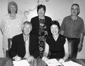 Image: The Australian Statistician, Dennis Trewin, signing a Memorandum of Understanding with the Northern Territory Government